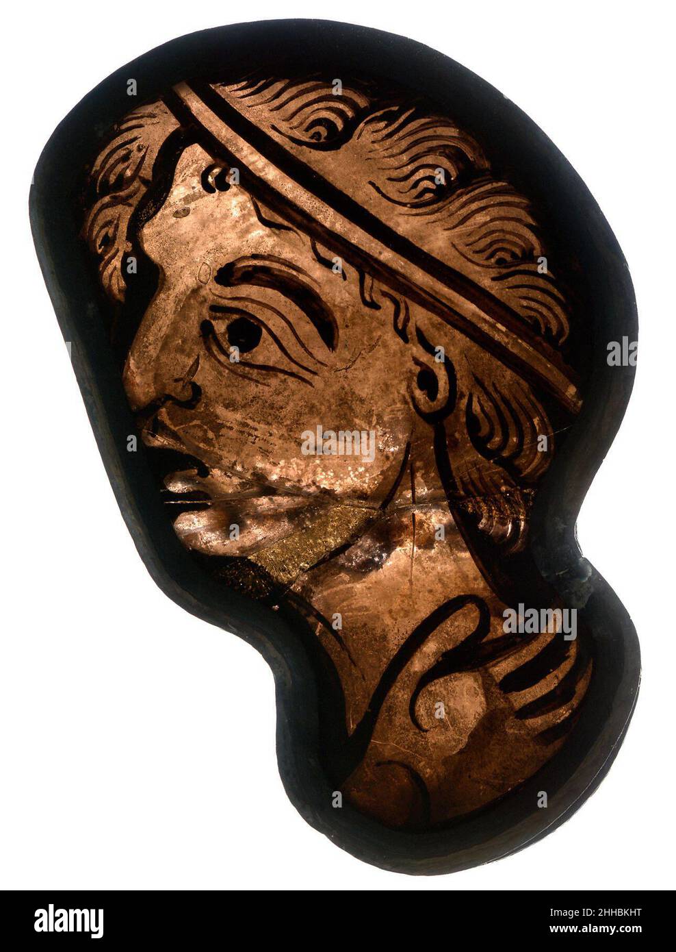 Glass Fragment 1200–1215 Französisch die Kathedrale Saint-Étienne in Bourges bewahrt in ihren Kapellen noch immer eine bemerkenswerte Serie von Glasmalereien auf. Diese Fragmente aus einigen der zerstörten ambulanten Fenster veranschaulichen die hohe Qualität der ursprünglichen Dekoration. Beachten Sie vor allem den blutroten Teufel, wahrscheinlich aus einer Szene des Jüngsten Gerichts, und die elegante Figur Christi aus der Kreuzigung.. Glasfragment 467265 Stockfoto