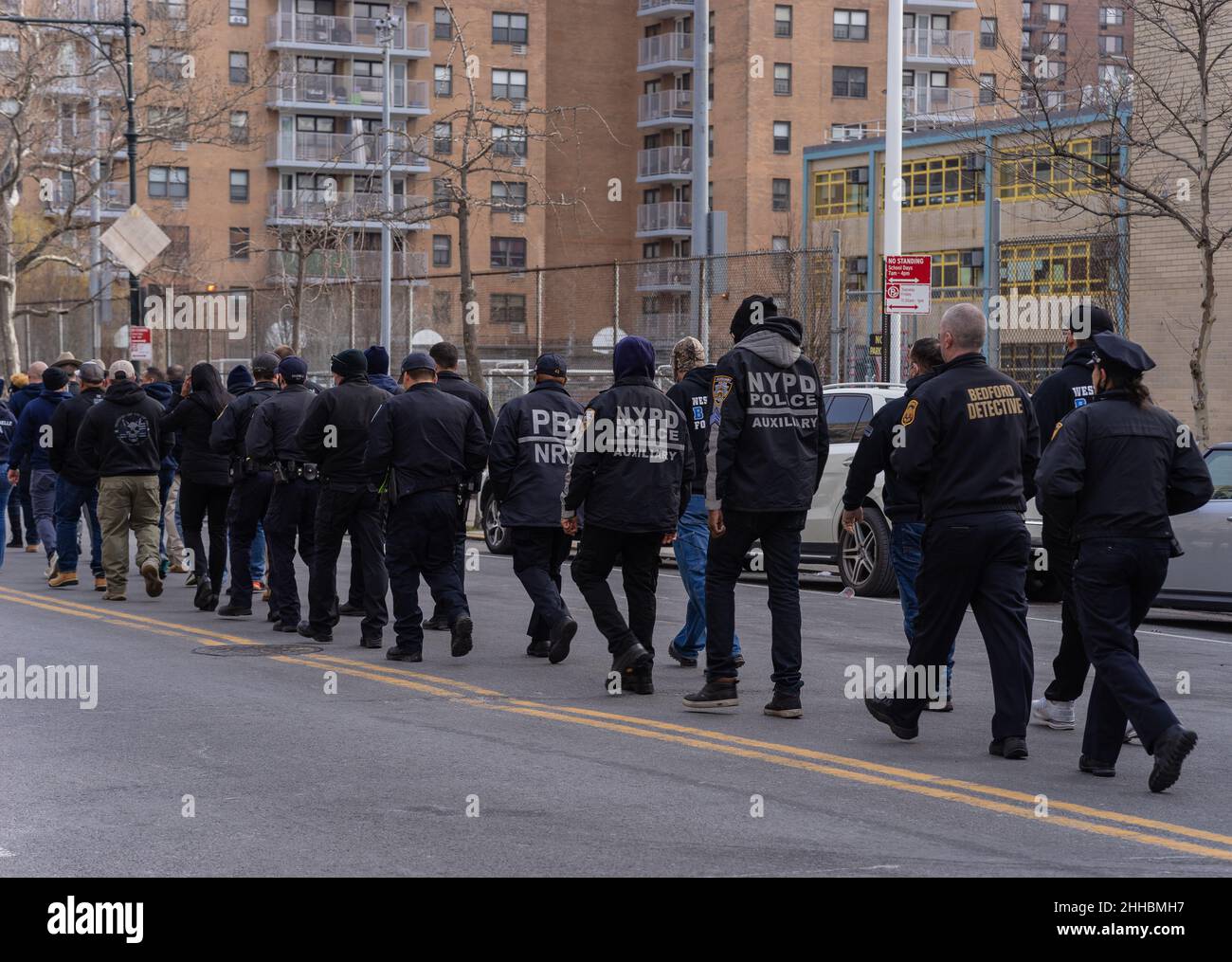 23. Januar 2022, New York City, New York, USA: Polizeibeamte von Westchester Counter schickten Blumen in das 32nd-Viertel in Harlem und gingen zum Harlem-Krankenhaus, um Unterstützung für den schwer verletzten Offizier Wilbert Mora zu zeigen. (Bild: © Steve Sanchez/Pacific Press via ZUMA Press Wire) Stockfoto