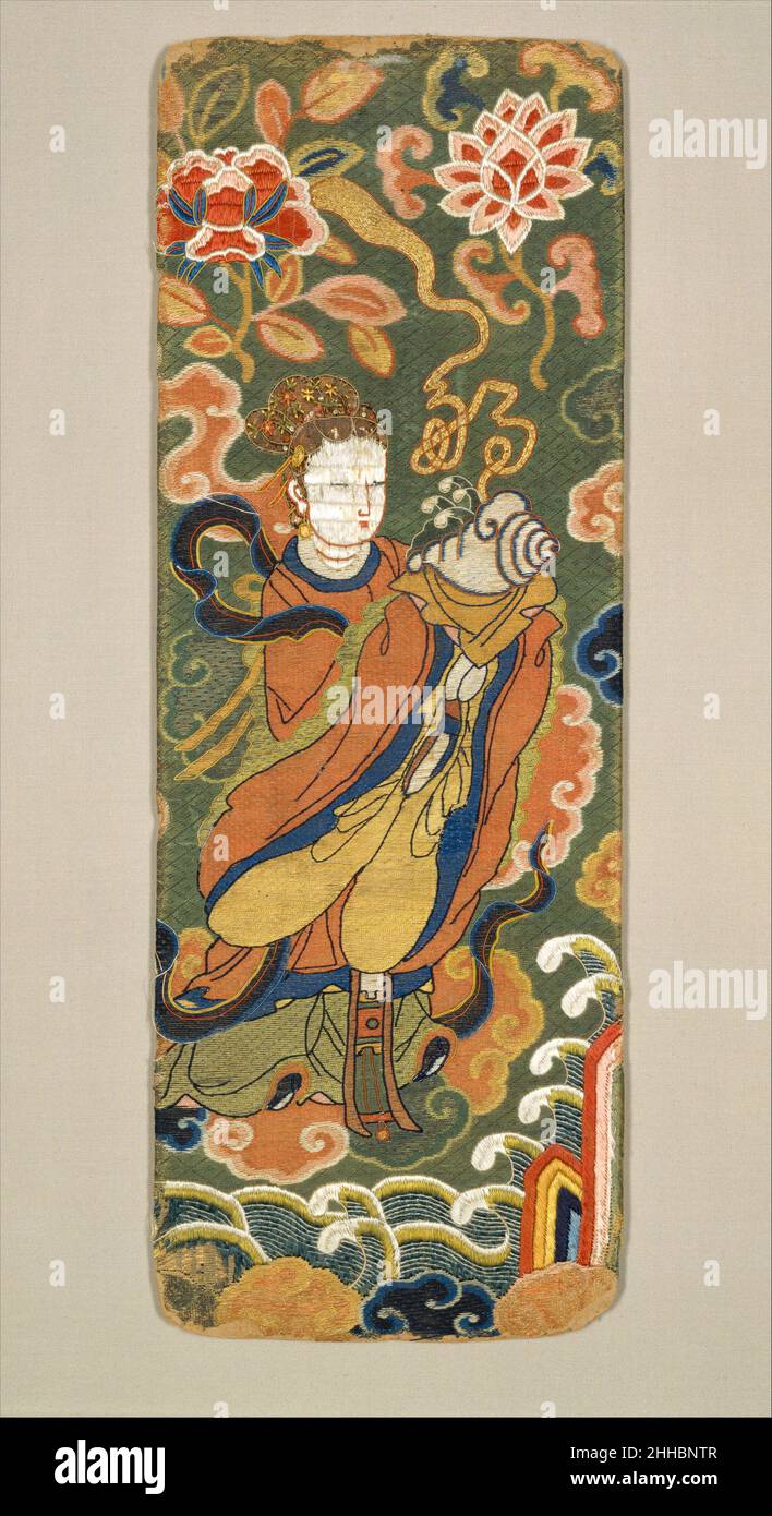 Buch- oder Sutra-Cover mit Dame, die eine Muschel trägt China Sutras aus dem 16th. Jahrhundert, die im Akkordeonfalz-Format gedruckt wurden, wurden oft von Covern umhüllt, die in dekorative Seiden eingewickelt waren. Deckt beide schützten die heiligen Worte und präsentierten die Sutras in schönen Umschlägen, die die Bedeutung des Inhalts im Inneren signalisierten. Diese Beispiele aus dem 16. Jahrhundert zeigen die Vielfalt der Sutra-Cover-Motive, darunter einige scheinbar irrelevant für die buddhistische Philosophie, wie Drachen, Phönixe oder der Charakter Shou, was Langlebigkeit bedeutet. Buch oder Sutra-Cover mit Dame, die eine Muschel trägt 50545 Stockfoto