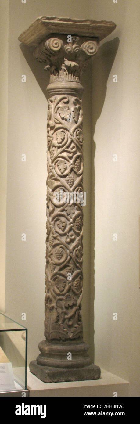 Spalte 5th–6th Jahrhundert fränkisch Diese Spalte (mit ihrem Paar gem 21.172.1), zusammen mit etwa zwanzig anderen, sind alle, die von der „Goldenen Kirche“ von La Daurade übrig bleiben. Die Kirche, die ihren Namen vom lateinischen Wort „vergoldet“ (deaurata) ableitet, war berühmt für die goldenen Mosaiken, die die Nischen und Wände des siebenseitigen Heiligtums bedeckten. Reihen von eleganten Säulen, die die Nischen umrahmten, trugen zu seinem großzügigen Interieur bei. Um 399 als Kloster gegründet, wurde die Kirche am 800s in ein Kloster umgewandelt, bevor sie 1761 zerstört wurde. Spalte 466333 Stockfoto