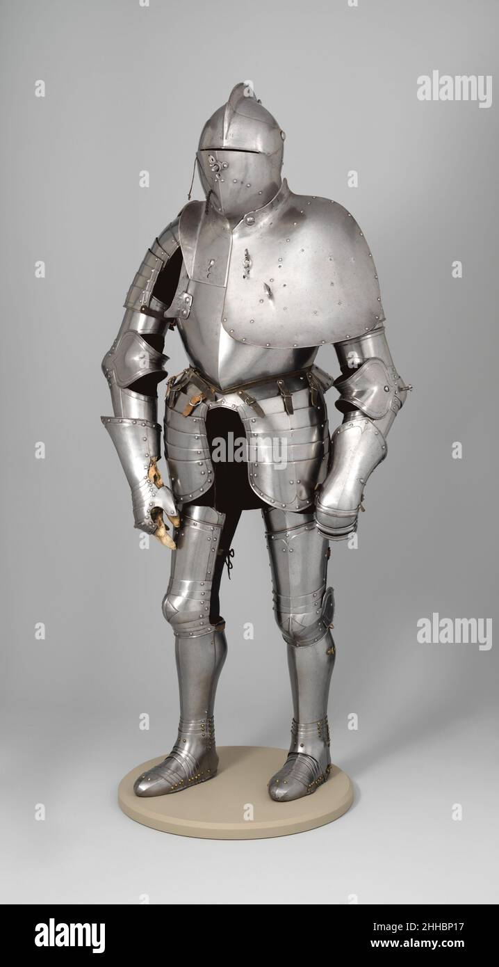 Jousting Armor (Rennzeug) und passender Half-Shaffron ca. 1580–90 Deutsch, wahrscheinlich Dresden oder Annaberg Diese Rüstung war für den Einsatz in den Scharfrennen bestimmt, einem Joust, der auf freiem Feld von zwei auf Pferden montierten und mit relativ scharfen Lanzen bewaffneten Teilnehmern ausgetragen wurde. Die Sportart blieb am Hof der Kurfürsten von Sachsen populär, lange nachdem sie anderswo in Europa aus der Mode gekommen war.Es handelt sich um eine von mehr als dreißig fast identischen Rüstungen – einige hell poliert und andere schwarz lackiert –, die früher in der herzoglichen Waffenkammer in Dresden für den Einsatz bei Hofturnieren aufbewahrt wurden. Es wird angenommen, dass sie wir Stockfoto