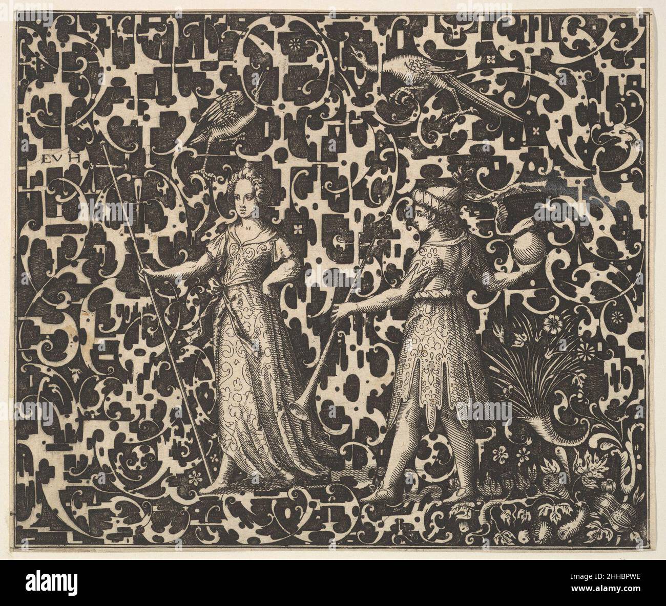 Ornamentdruck mit Schweifwerk und zwei (allegorisch?) Abbildungen ca. 1615–20 Esaias von Hulsen Niederländisch dieser seltene, komplizierte Druck zeigt Esaias von Hulsen von seiner besten Seite. Von Hulsen war als Goldschmied in Stuttgart tätig, aber wir kennen ihn vor allem durch seine Ornamentdrucke, die er Anfang des 17. Jahrhunderts zu produzieren begann. Seltsamerweise schien er fast ausschließlich in der Schwarzarbeit zu arbeiten, obwohl er für bestimmte Details gravierte Linien verwendete. In dieser horizontal ausgerichteten Tafel präsentiert er ein kompliziertes asymmetrisches Muster des sogenannten Schweifwerks in Weiß auf dunklem Grund. Im Stockfoto