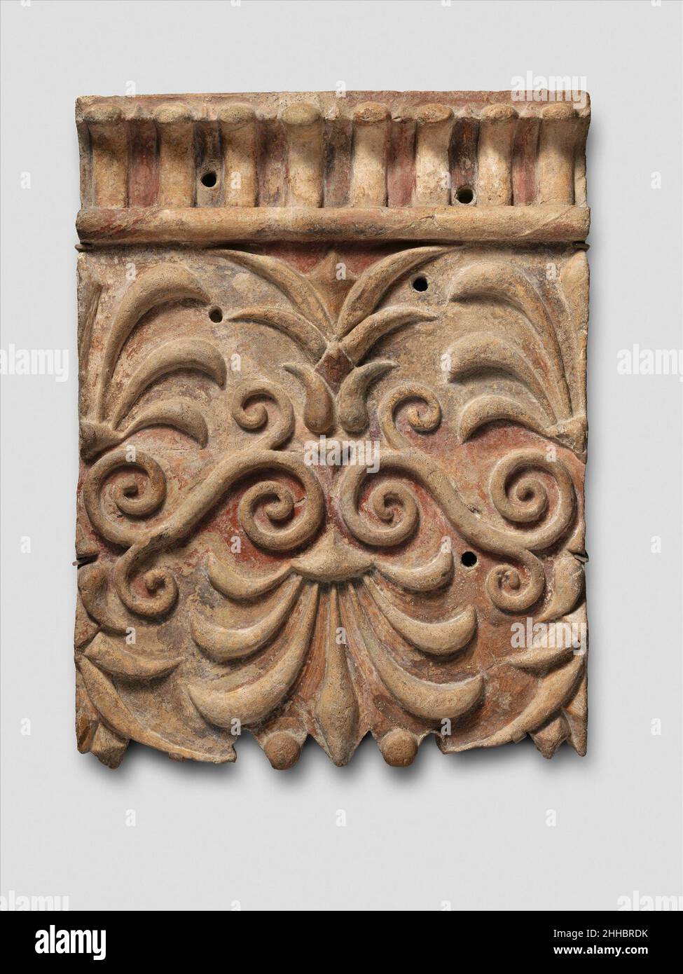 Terrakotta-Architekturtafel mit Lotus- und Palmettentwürfen Ende des 4th. Jahrhunderts v. Chr. Etrusker, die angeblich aus Cerveteristammen.die meisten Etrusker-Tempel wurden in großen Teilen aus Holz gefertigt, das im alten Italien reichlich vorhanden ist. Um die Holzbalken vor den Elementen zu schützen, wurden sie mit Terrakotta-Platten unterschiedlicher Größe bedeckt. Diese formgefertigte Plakette wurde ursprünglich an einem horizontalen Balken hoch auf der Außenseite eines etruskischen Tempels angebracht. Es war eine Serie, die einen langen dekorativen Fries für den Architrav geschaffen hätte, das horizontale Element direkt über den Säulen. Spuren von Rot, Blau und Y Stockfoto
