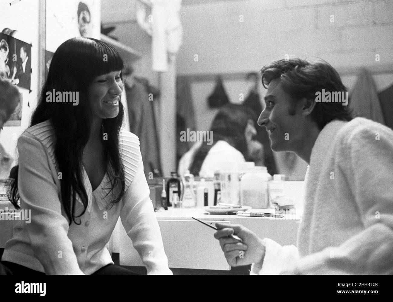 Buffy Sainte-Marie besucht Antonio Gades in der Garderobe der Weltausstellung 1964 Stockfoto