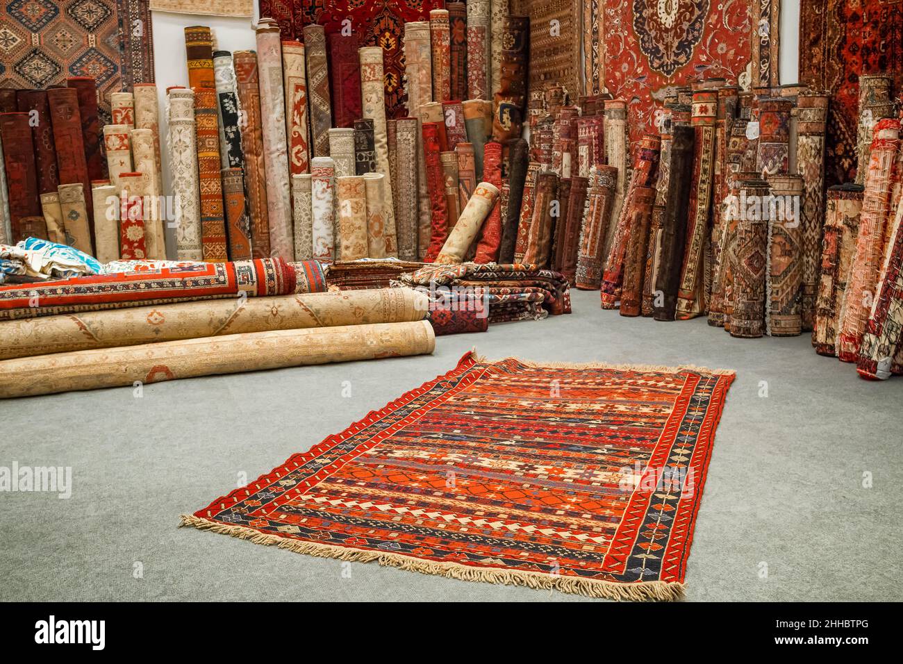 Auswahl an wunderschönen orientalischen Teppichen im traditionellen Teppichgeschäft im Nahen Osten Stockfoto