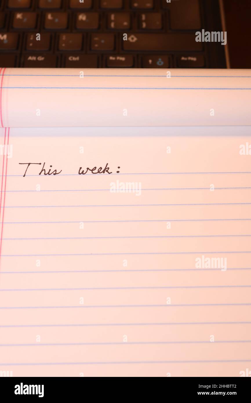 „Diese Woche“, Text auf Notizbuch geschrieben. Zeitmanagement-Konzept. Planen Sie mit einer To-Do-Liste voraus. Stockfoto