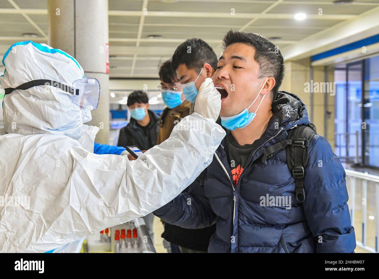 HEFEI, CHINA - 20. JANUAR 2022 - Passagiere nehmen an kostenlosen Nukleinsäuretests am Ausgang eines Hochgeschwindigkeitsbahnhofs in Hefei, der Anhui Pro in Ostchina, Teil Stockfoto