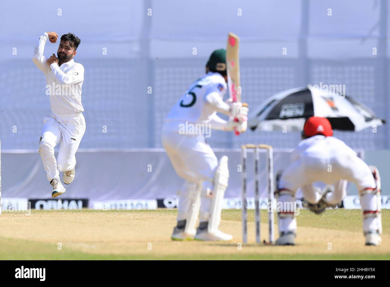 Chittagong, Bangladesch. 06th September 2019. Afghanischer Cricketspieler Rashid Khan (L) in Aktion während eines Cricket-Einzelspieles Testspiel zwischen Afghanistan und Bangladesch im Zohur Ahmed Chowdhury Stadium in Chittagong. Afghanistan gewann mit 224 Läufen (Foto: MD Manik/SOPA Images/Sipa USA) Quelle: SIPA USA/Alamy Live News Stockfoto