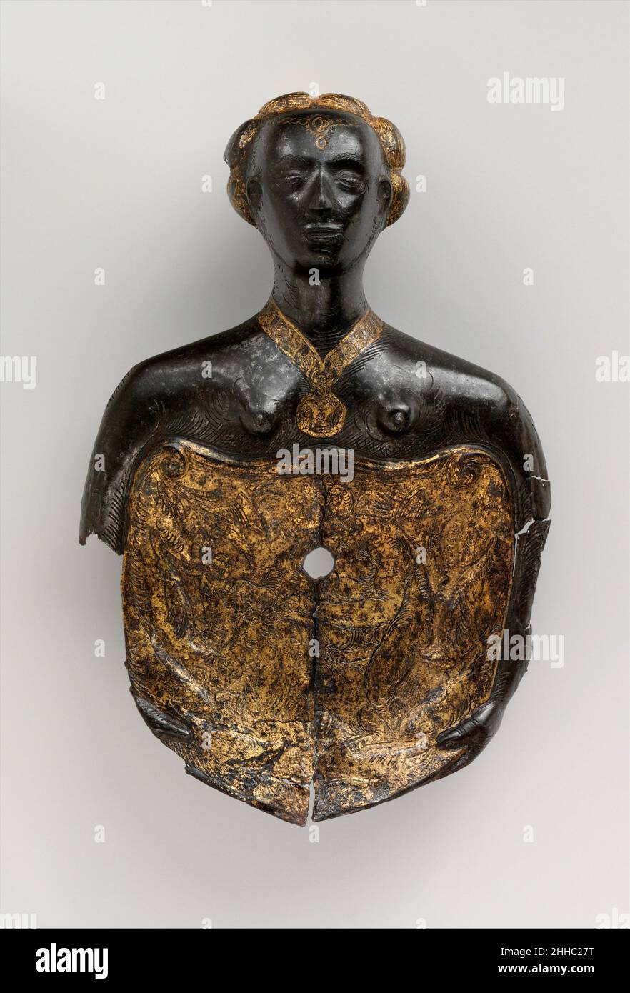 Escutcheon-Platte eines Shaffron (Horse's Head Defense) ca. 1530–40 Deutsche, wahrscheinlich Augsburger Escutcheon-Platten entwickelten sich vermutlich aus frühen Verstärkung, wurden später aber hauptsächlich zur Darstellung dynastischer Waffen oder persönlicher Imprese eingesetzt. Gelegentlich nahmen sie auch phantasievolle Motive rein dekorativer Art auf, wie dieses höchst originelle und seltene Beispiel anthropomorphischer Form und klassischer Dekoration. Während das Motiv einer Moorin, die einen Schild hält, die europäische Faszination für „exotische“ Rassen widerspiegelt, stellt die Szene auf dem Schild Herkules dar, der den flussgott Acheloüs in t bekämpft Stockfoto