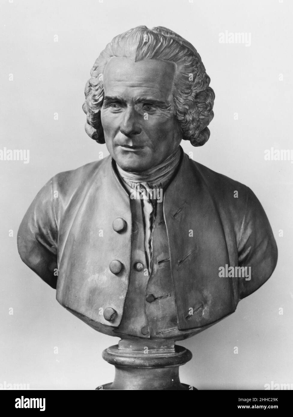 Jean Jacques Rousseau (1712–1778) Ende des 18th. Jahrhunderts, nach dem Modell von 1778 nach einem Modell von Jean Antoine Houdon Französisch einer der einflussreichsten Denker der Moderne, Rousseau's Schreiben wurde mit vielen der Vogues, die das geistige Leben des späten achtzehnten Jahrhunderts geprägt verbunden, Einschließlich des Glaubens an die erlösende Kraft der Natur, der Idealisierung der Kindheit und der Freiheit und Gleichheit der Menschheit. Viele seiner politischen Theorien wurden in die Grundsätze der Französischen Revolution aufgenommen und er wurde von späteren Verfechtern des romantischen Naturalismus vergöttert.die Typologie dieser Büste, in steifer Perücke Stockfoto
