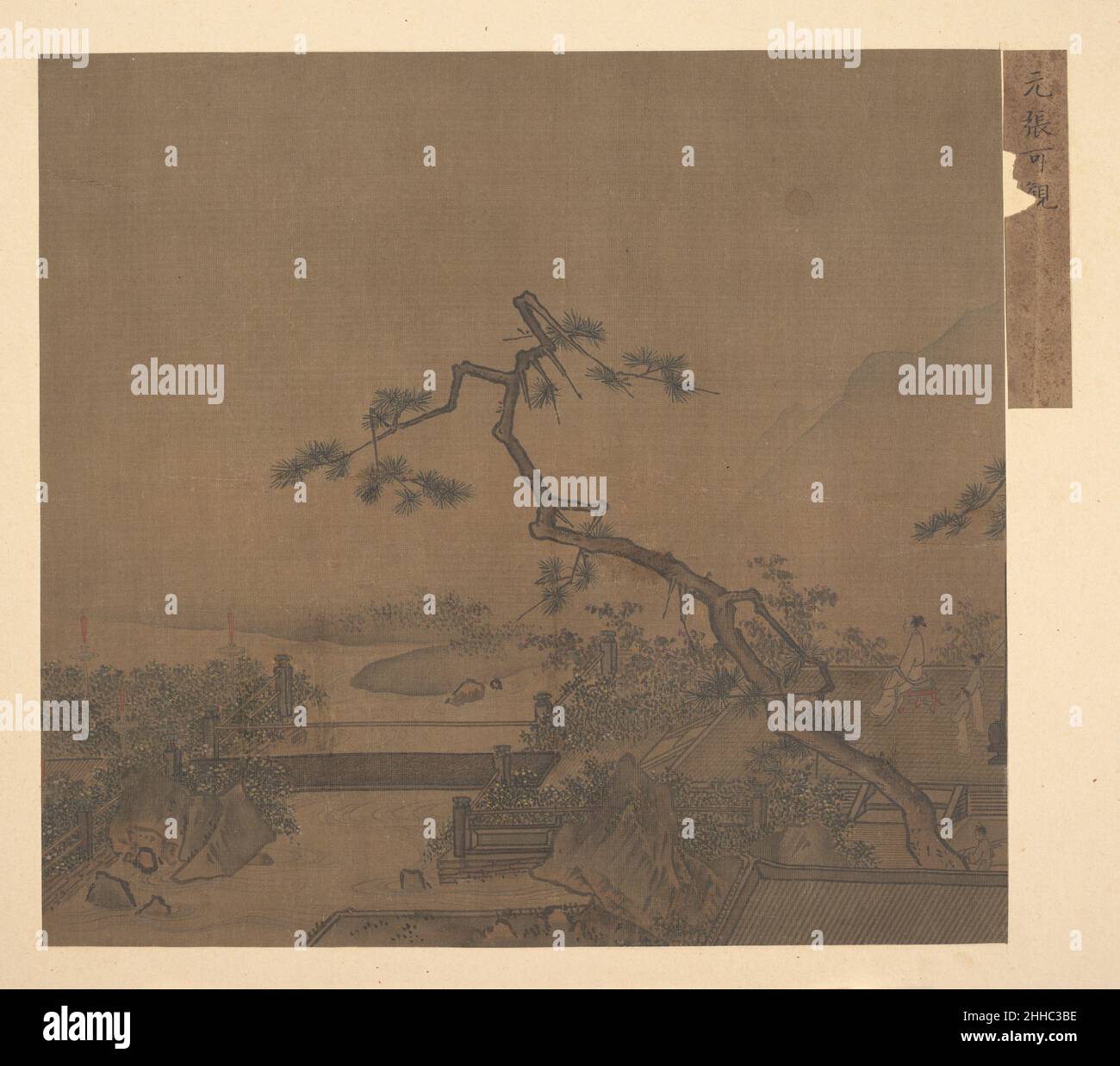 Mondbeleuchtete Terrasse 17th Jahrhundert nicht identifizierte chinesische Landschaftsbilder zeigen oft Nachtszenen, aber die Signale der Dunkelheit können subtil sein. In diesem Gemälde blickt ein Herr von einer niedrigen Terrasse auf einen kleinen Bach, der durch seinen Garten fließt. Folgen Sie seinem Blick zu drei roten Kerzen links von der Komposition. Diese, zusammen mit dem kaum sichtbaren Kreis am Himmel oben rechts, zeigen, dass unsere Protagonistin gekommen ist, um in der kühlen Abendbrise und dem Schimmer des Mondlichts auf dem Wasser zu schwelgen. Mondbeleuchtete Terrasse 51392 Stockfoto