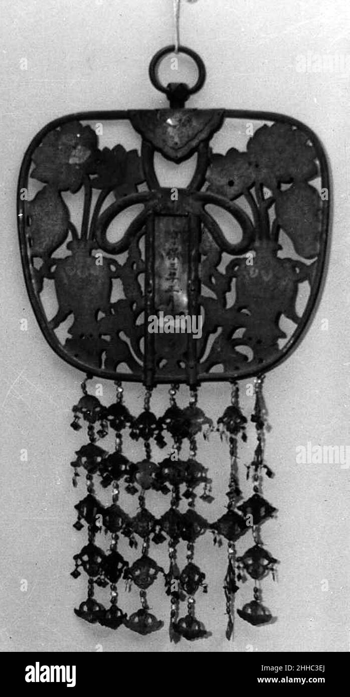 Keman („Flower Garland“ Temple Decoration) ca. 1725 Japan Keman (Sanskrit: Kusumamala) bedeutet wörtlich „Blumengirlande“ und bezieht sich auf hängende dekorative Scheiben, die in der Regel aus Bronze in Form eines runden Ventilators (Uchiwa) hergestellt sind, die an den Balken des inneren Heiligtums eines Tempels über einer buddhistischen Statue hängen. Man vermutet, dass sie ihren Ursprung in den Girlanden frischer Blumen haben, die den Adligen im alten Indien angeboten wurden. Keman („Blumengirlande“-Tempeldekoration) 60018 Stockfoto