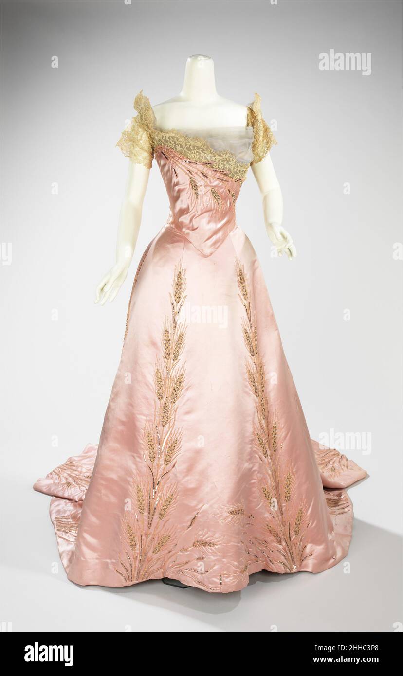 Ballkleid 1900 House of Worth Französisch Jean-Philippe Worth begann 1875 als Assistent seines Vaters Charles Frederick Worth. Nach und nach durfte er seine eigenen Entwürfe entwerfen und als sein Vater 1895 starb, wurde er zum Lead Designer für das Haus. Er wurde für die Herstellung von kunstvollen, kunstvollen Kleidern mit komplizierten Besatz auf einzigartigen Textilien gerühmt, ähnlich wie es sein Vater vor ihm hatte. Obwohl das House of Worth während der Jahrhundertwende noch immer von Adligen und Prominenten bevorzugt wurde, standen ihre Stile nach 1900 nicht mehr an der Spitze der französischen Mode. Um 1910 Jean-Philippe Limited Stockfoto