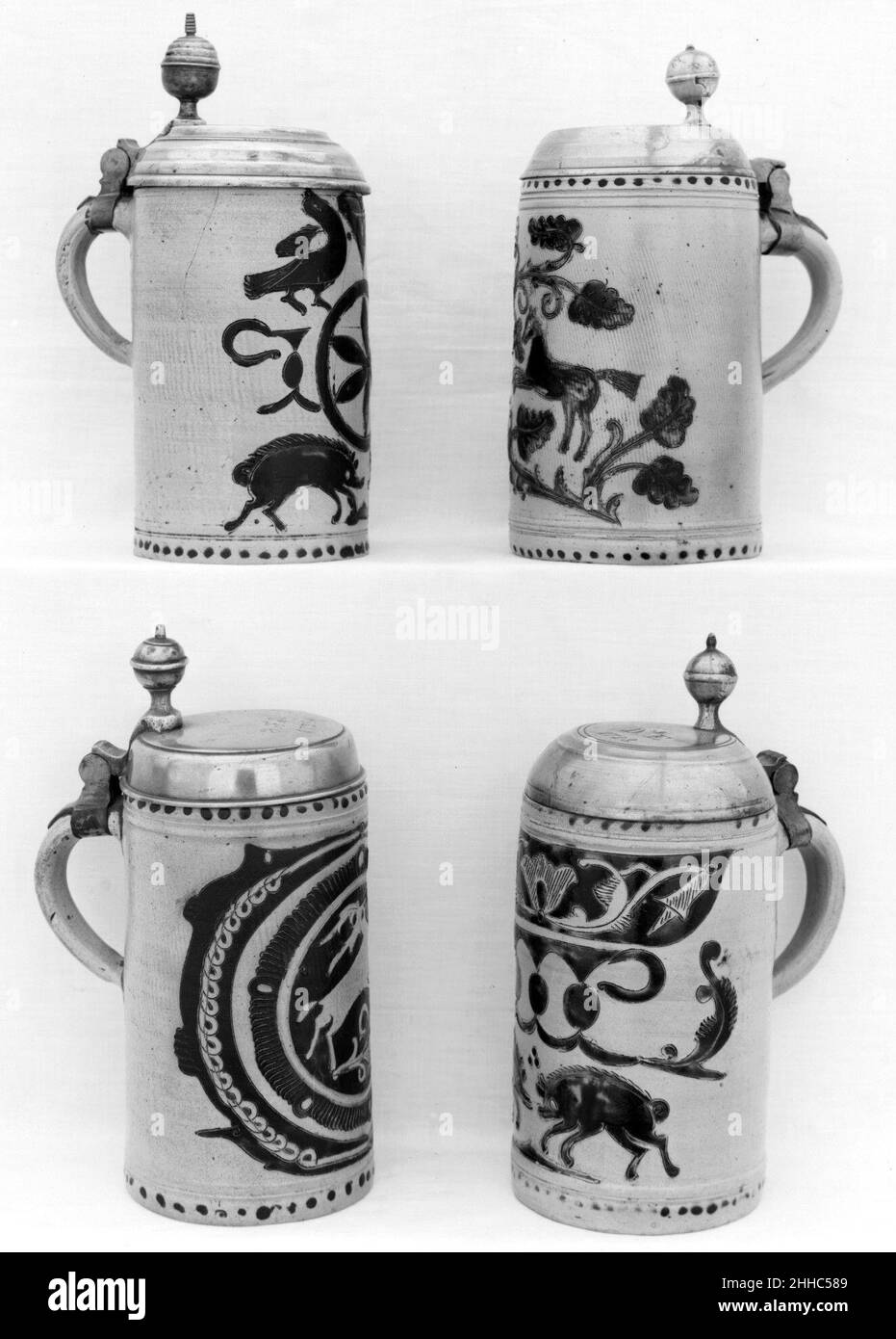 TANKARD (Stein) 18th. Jahrhundert Deutsch, Westerwald Deutsche Steinzeugtanker wurden in großer Zahl auf holländischen Pelzhandelsschiffen nach Amerika gebracht. Scherben dieser beliebten Schiffe wurden an Standorten aus dem 17. Jahrhundert in New York und New England entdeckt. Tankard (Stein) 191353 Stockfoto
