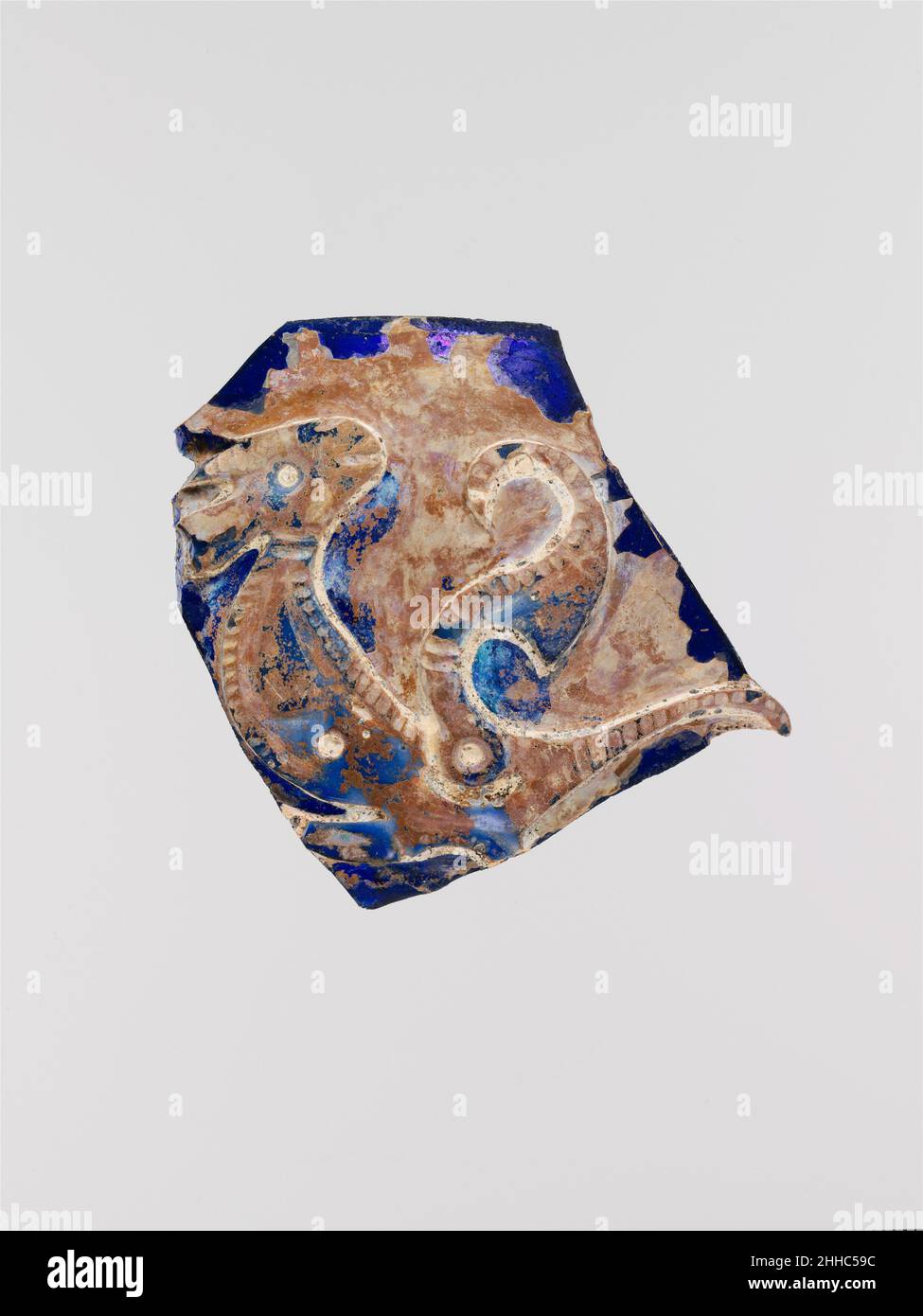 Fragment 9th Century eine weitere weit verbreitete frühe Relief-Schnitt-Typ, die oft in Kameo-Technik mit einer anderen farbigen Außenschicht, die abgeschnitten wird, um den Körper als Hintergrund zu offenbaren, so dass die Dekoration in der Kontrastfarbe.. Fragment 449866 Stockfoto