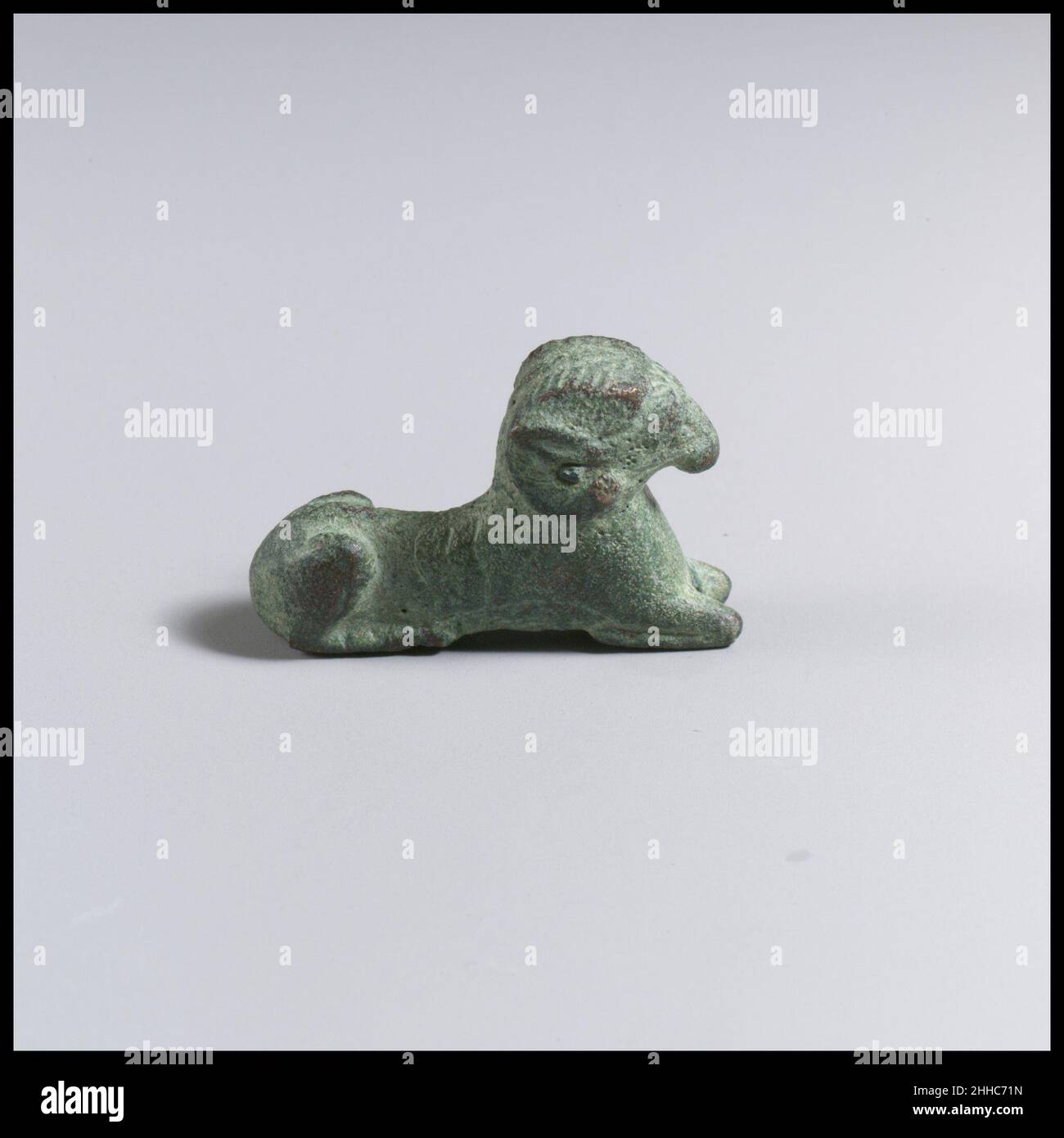 Bronzestatuette eines Widders 1st–2nd Jahrhundert A.D. Roman stellte liegend dar, mit erhobenem Kopf und vorderen Füßen nach innen gebogen.. Bronzestatuette eines Widders 256657 Stockfoto