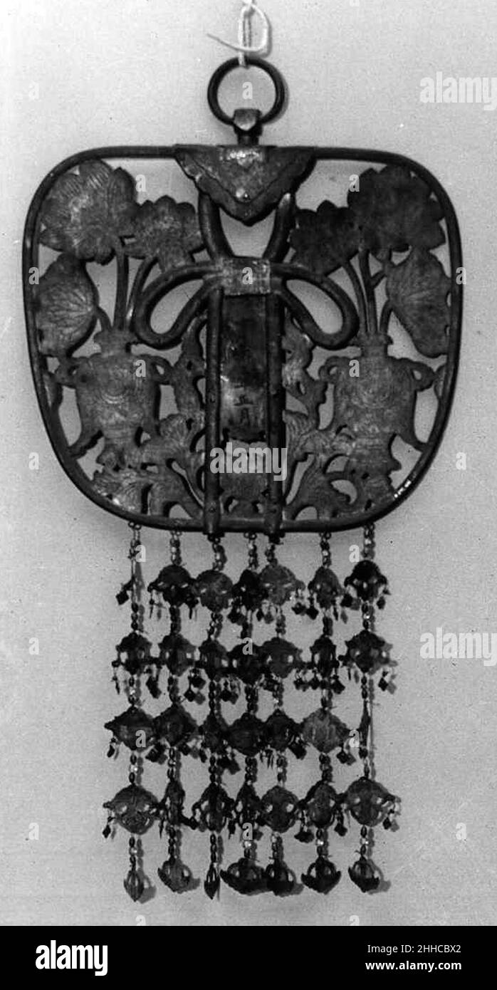 Keman („Flower Garland“ Temple Decoration) ca. 1725 Japan Keman (Sanskrit: Kusumamala) bedeutet wörtlich „Blumengirlande“ und bezieht sich auf hängende dekorative Scheiben, die in der Regel aus Bronze in Form eines runden Ventilators (Uchiwa) hergestellt sind, die an den Balken des inneren Heiligtums eines Tempels über einer buddhistischen Statue hängen. Man vermutet, dass sie ihren Ursprung in den Girlanden frischer Blumen haben, die den Adligen im alten Indien angeboten wurden. Keman („Blumengirlande“-Tempeldekoration) 60016 Stockfoto