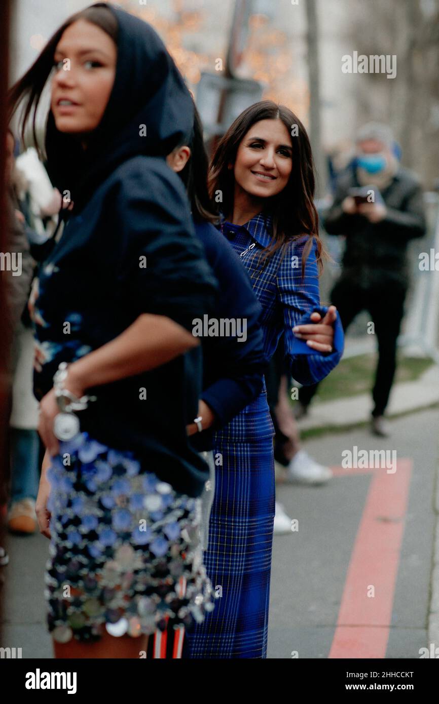 Geraldine Nakache im Straßenstil bei der Ankunft in der Herbst-Winter