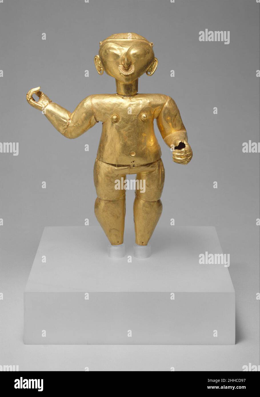 Stehende Figur 100 B.C.–A.D. 100 Tolita-Tumaco die dreidimensionalen Figuren des Gebiets Tolita-Tumaco gehören zu den auffälligsten präkolumbianischen Goldobjekten. Das vorliegende Beispiel zeichnet sich besonders durch sein ausgefallenes Nasenornament aus, das beweist, dass einst irgendeine Form von Kopfschmuck vorhanden war, und durch die Position der Hände, die ursprünglich Objekte hielten, die jetzt fehlten. Auch die Füße sind verloren gegangen. Hergestellt aus vielen Stücken aus hochwertigem Blattgold, kann die Figur für besondere Anlässe bekleidet worden sein. Die Gegend im Tolita-Tumaco-Stil überquert die Grenze zwischen Kolumbien und Ecuador entlang der feuchten Pazifikküste. Stockfoto