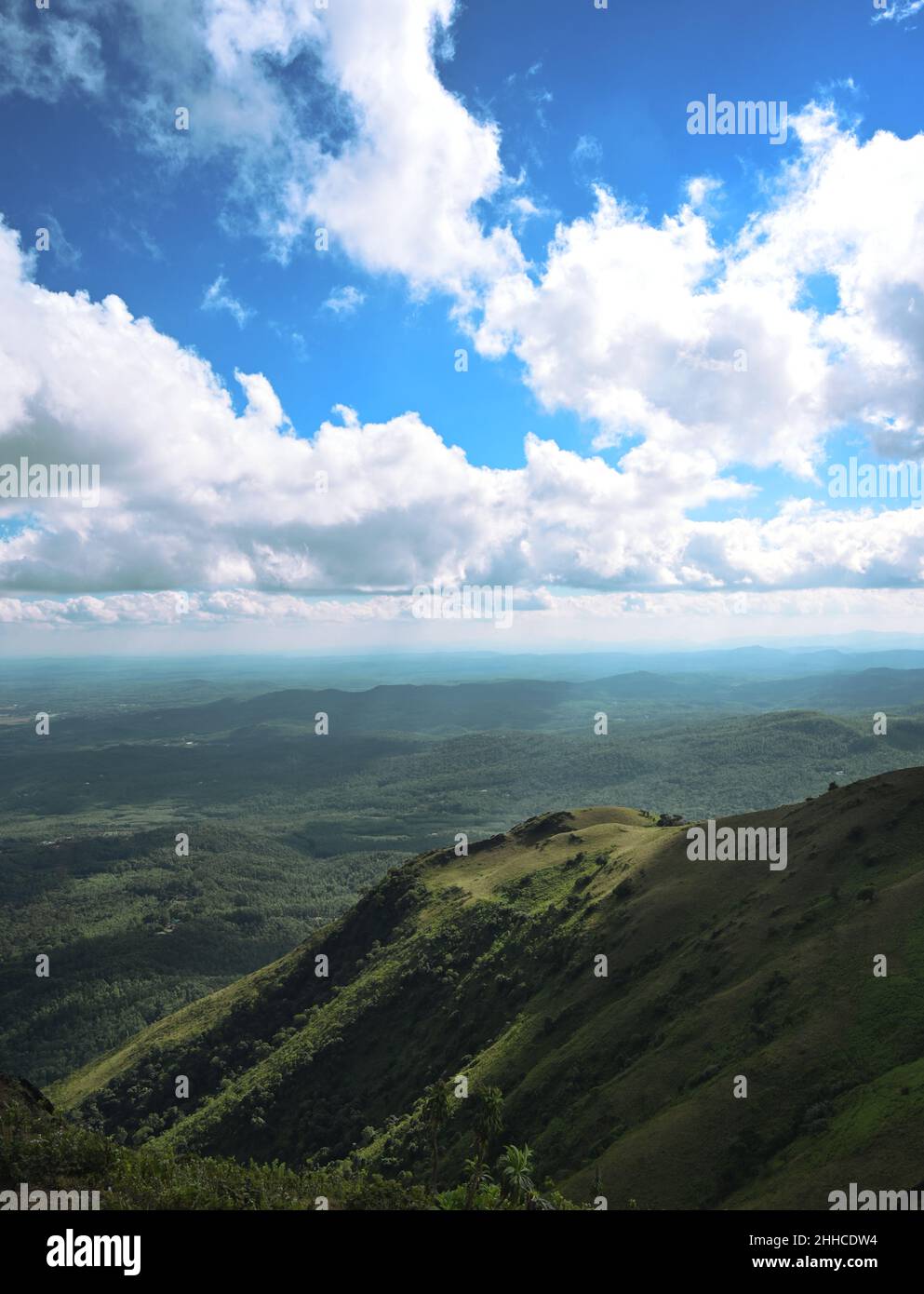 Vom Gipfel des Mulayangiri, Karnataka Stockfoto