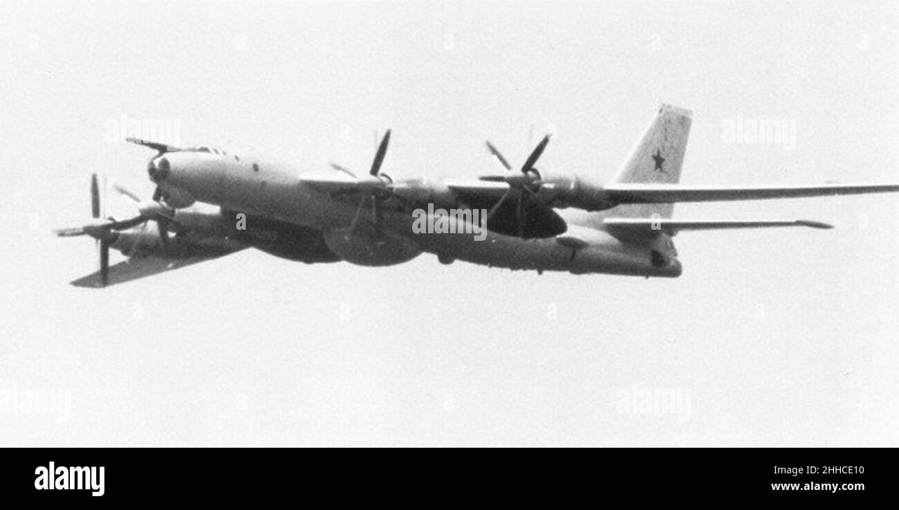 Sowjetischer Tupolew TU-95, der 1983 über den Pazifischen Ozean fliegt. Stockfoto