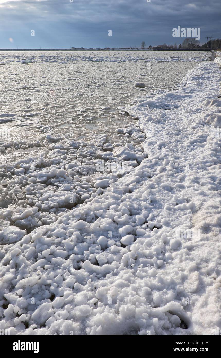 Schnee- und Eisklumpen frazil auf der Oberfläche des eiskalten Flusswassers des ob-Meeres in der frühen Wintersaison Stockfoto