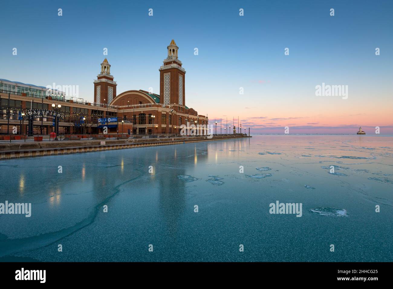 Blick auf den Navy Pier und den Chicago Harbour Lighthouse. Stockfoto
