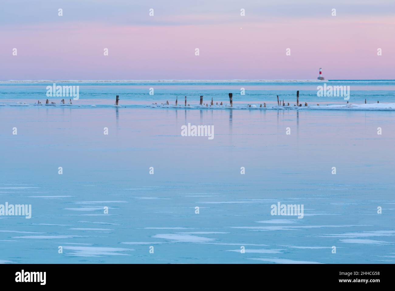 Hafenbeleuchtung im Hafen von Chicago vom Navy Pier aus gesehen. Stockfoto