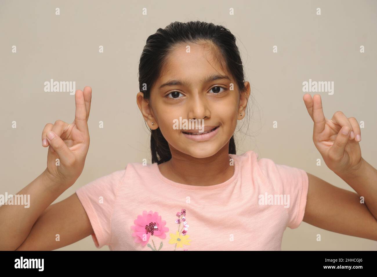 Mumbai Maharashtra Indien Asien Sep. 07 2921 Indisch Acht Jahre kleines niedliches Mädchen mit Kreuzfinger Stockfoto