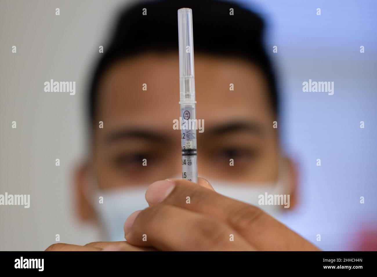 Camp Johnson, N.C., USA. 13th Januar 2022. Ein US Navy Corpsman mit Marine Corps Combat Service Support Schools (MCCSSS) bereitet einen COVID-19-Schussschuss in Camp Johnson, N.C., vor, 13. Januar 2022. MCCSSS wird den COVID-19-Booster auch weiterhin wöchentlich Studenten und Mitarbeitern anbieten, je nach Verfügbarkeit der Ressourcen. Quelle: U.S. Marines/ZUMA Press Wire Service/ZUMAPRESS.com/Alamy Live News Stockfoto