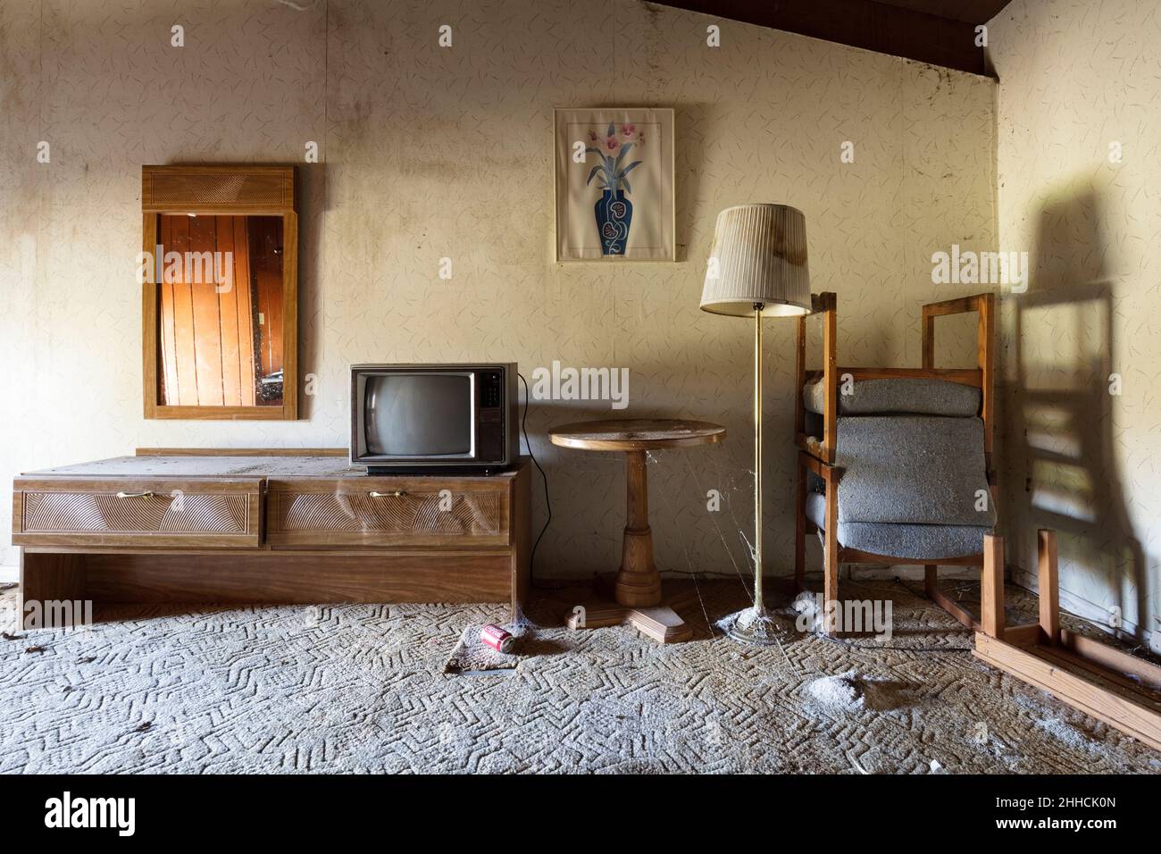 Ein verlassenes Motelzimmer, in dem sich der Verfall zu behaupten begann Stockfoto