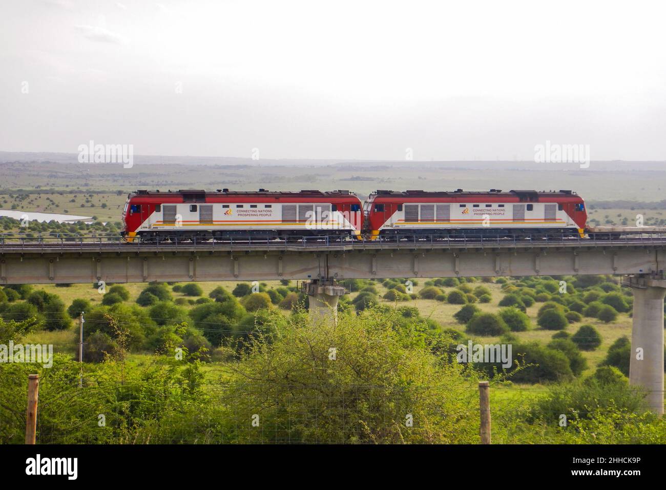 Güterzug auf der Nairobi Mombasa Railway vom Nairobi National Park aus gesehen Stockfoto