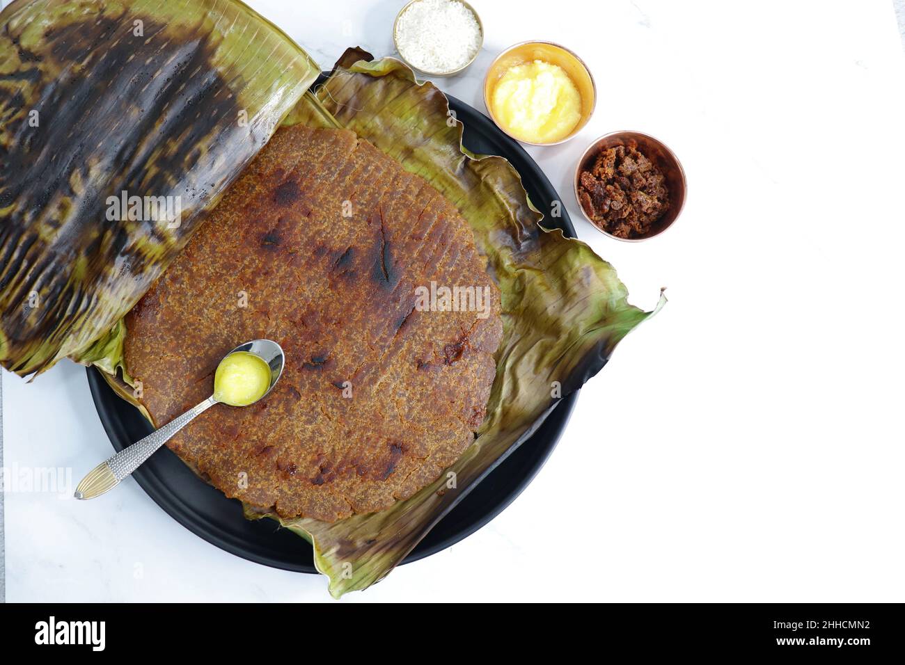 Süße Roti aus Reismehl, Jaggery und Ghee. Gud KI roti. gur KI roti, Jaggery Bhakri, meethi gud KI roti in Bananenblatt gekocht. Winterfutter Stockfoto