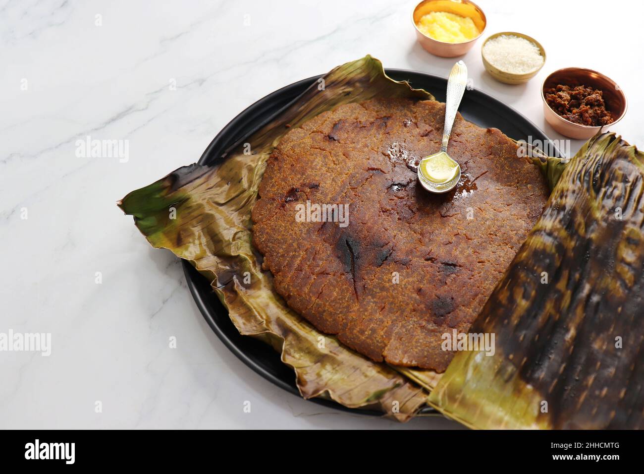 Süße Roti aus Reismehl, Jaggery und Ghee. Gud KI roti. gur KI roti, Jaggery Bhakri, meethi gud KI roti in Bananenblatt gekocht. Winterfutter Stockfoto