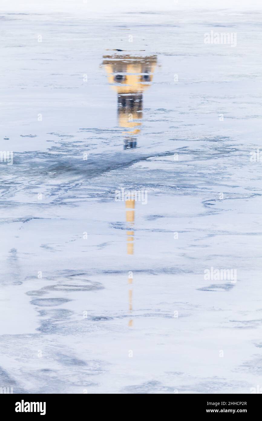 Sankt Petersburg, Russland. Vertikaler abstrakter Winterhintergrund mit Peter und Paul Festungsreflexion im Eis auf gefrorenem Neva-Fluss Stockfoto