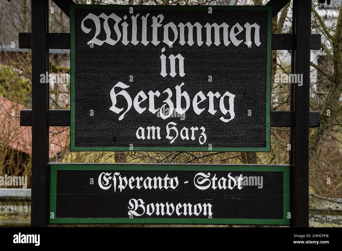 Herzberg Am Harz, Deutschland. 17th Januar 2022. „Willkommen in Herzberg am Harz“ steht auf einem Schild am Eingang der Stadt Esperanto. Seit 12.06.2006 darf die Stadt Herzberg am Harz den Titel "die Stadt Esperanto" verwenden. Quelle: Swen Pförtner/dpa/Alamy Live News Stockfoto