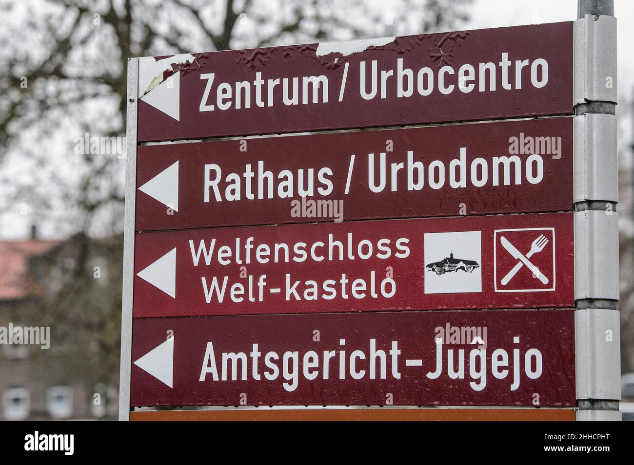 Herzberg Am Harz, Deutschland. 17th Januar 2022. Im Stadtzentrum steht ein Wegweiser in den Sprachen Deutsch und Esparanto. Seit 12.06.2006 darf die Stadt Herzberg am Harz den Titel "die Stadt Esperanto" verwenden. Quelle: Swen Pförtner/dpa/Alamy Live News Stockfoto