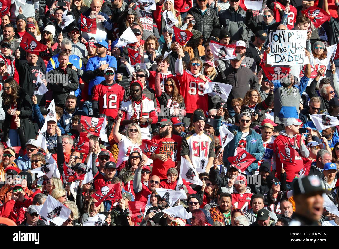 23. Januar 2022; Tampa, FL USA; Tampa Bay Buccaneers Fans während eines Playoff-Spiels der NFL im Raymond James Stadium. Die Rams schlugen die Buccaneers mit 30:27. (Steve Jacobson/Image of Sport) Stockfoto