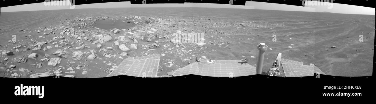 Der Mars Exploration Rover Opportunity der NASA hat diese Ansicht eines kleinen Krater, informell „Skylab“ genannt, entlang der Route des Rover aufgenommen. Basierend auf dem geschätzten Alter der Sandkräuseln des Gebiets wurde der Krater wahrscheinlich innerhalb der letzten 100.000 Jahre gebildet. Stockfoto