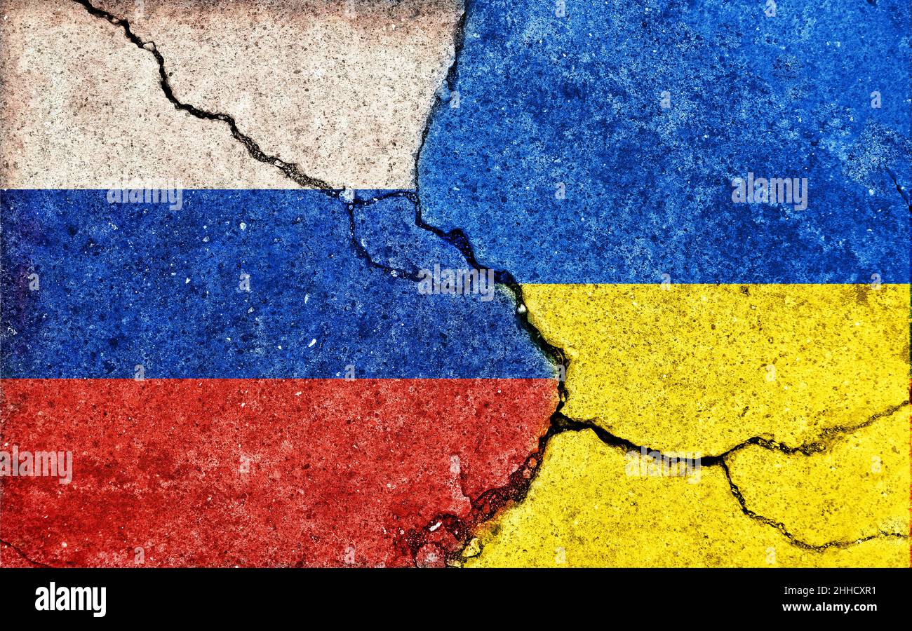 Russland gegen die Ukraine (Kriegskrise, politischer Konflikt). Abbildung der grunge-Landesflagge (gerissener Betonhintergrund) Stockfoto