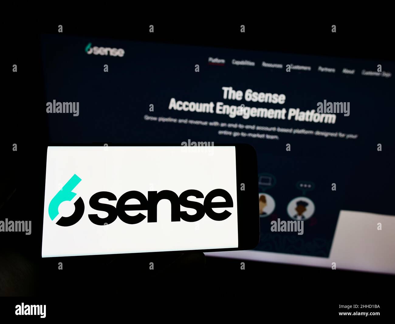 Person, die ein Mobiltelefon mit dem Logo des amerikanischen Softwareunternehmens 6Sense Insights Inc. Auf dem Bildschirm vor der Webseite hält. Konzentrieren Sie sich auf die Telefonanzeige. Stockfoto