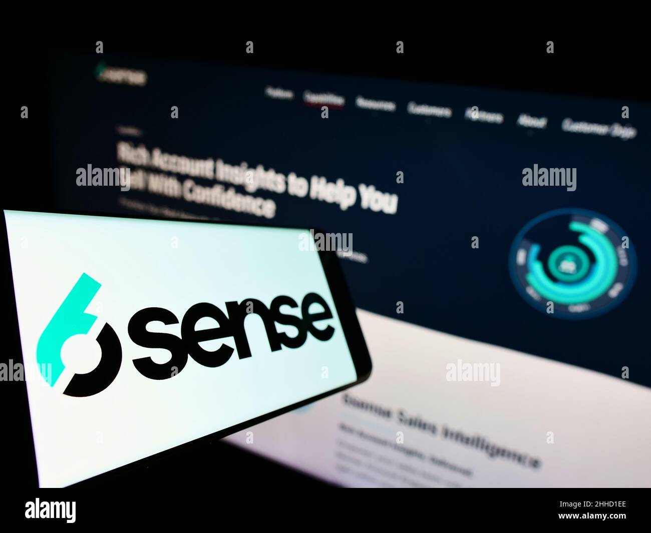 Mobiltelefon mit Logo des amerikanischen Softwareunternehmens 6Sense Insights Inc. Auf dem Bildschirm vor der Unternehmenswebsite. Konzentrieren Sie sich auf die linke Seite des Telefondisplays. Stockfoto