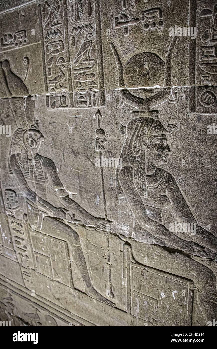 Die Ruinen des schönen alten Tempels von Dendera oder Hathor Tempel. Ägypten, Dendera, ein alter ägyptischer Tempel in der Nähe der Stadt Ken. Stockfoto