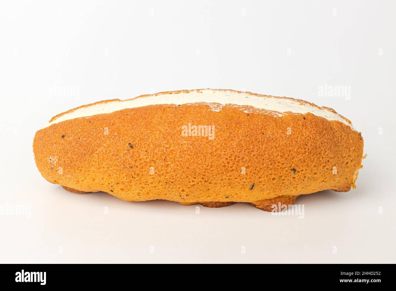 Cremefarbenes Brötchen auf weißem Hintergrund Stockfoto