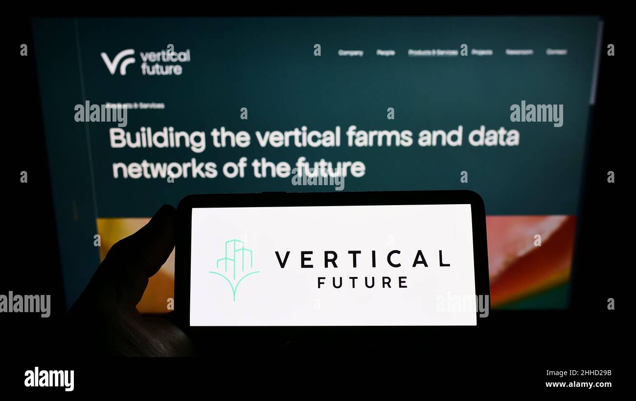 Person, die das Smartphone mit dem Logo der britischen Firma Vertical Future Limited auf dem Bildschirm vor der Website hält. Konzentrieren Sie sich auf die Telefonanzeige. Stockfoto