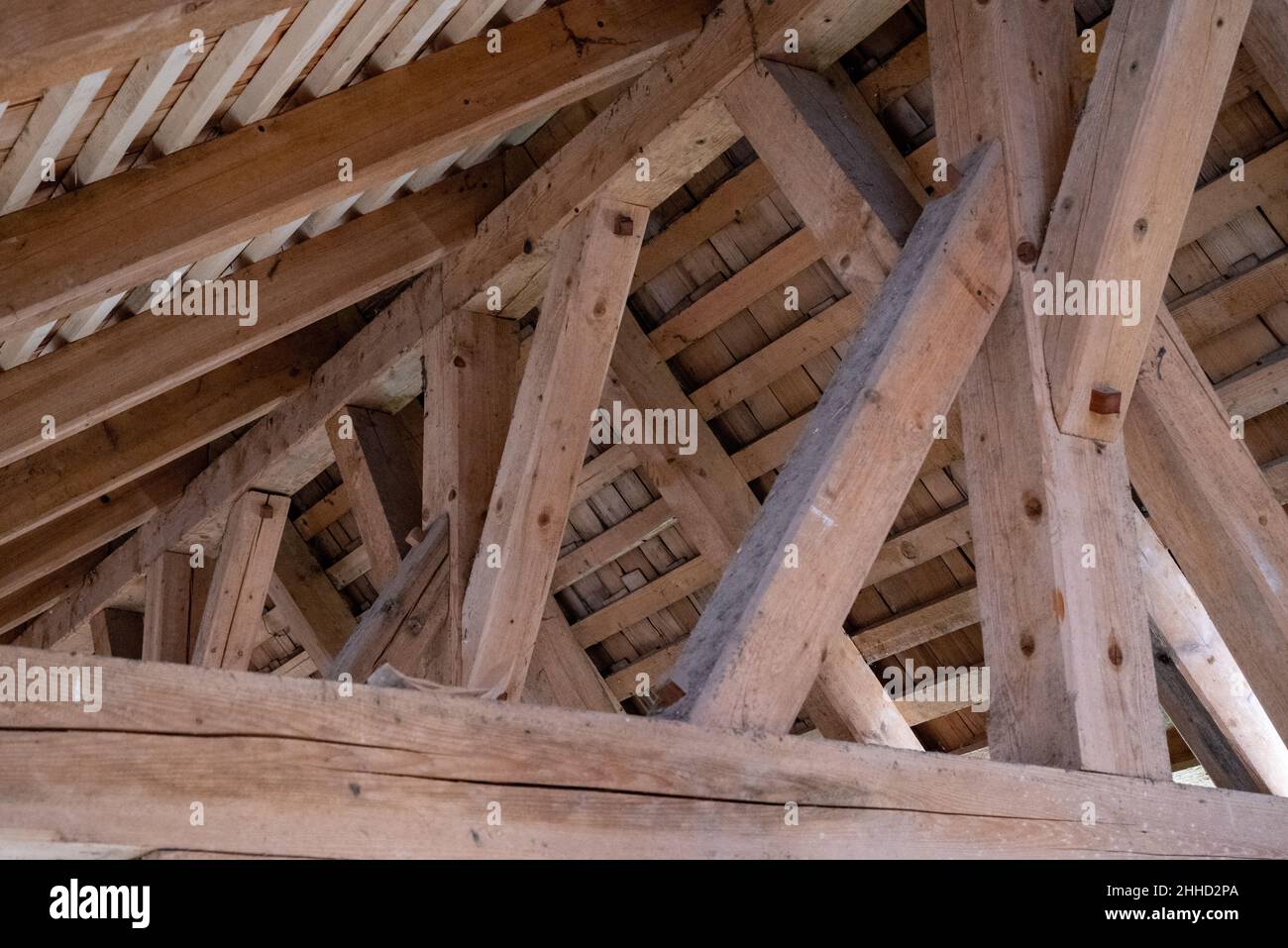 Blick in einen offenen Holzdachstuhl Stockfoto