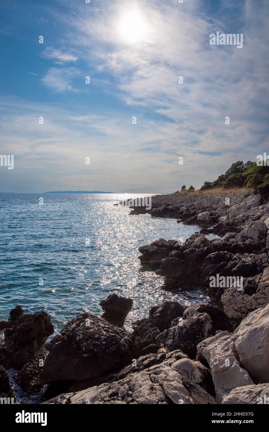 Felsküste der kroatischen Insel Pag im Sonnenlicht, Hochformat Stockfoto