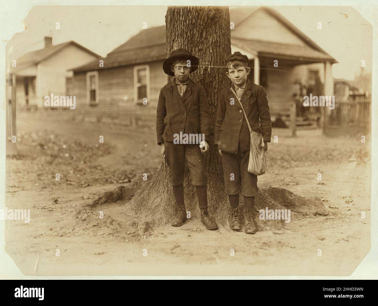 Springstein Mill, Chester, S.C. Malcolm Rogers (Junge mit Hut) 54 Zoll hoch. Be(e)n in der Mühle 3 Jahre. Begann bei 25 Cent und macht jetzt $1,00 pro Tag. Dreht Teilzeit und Doffer Teilzeit. Stockfoto