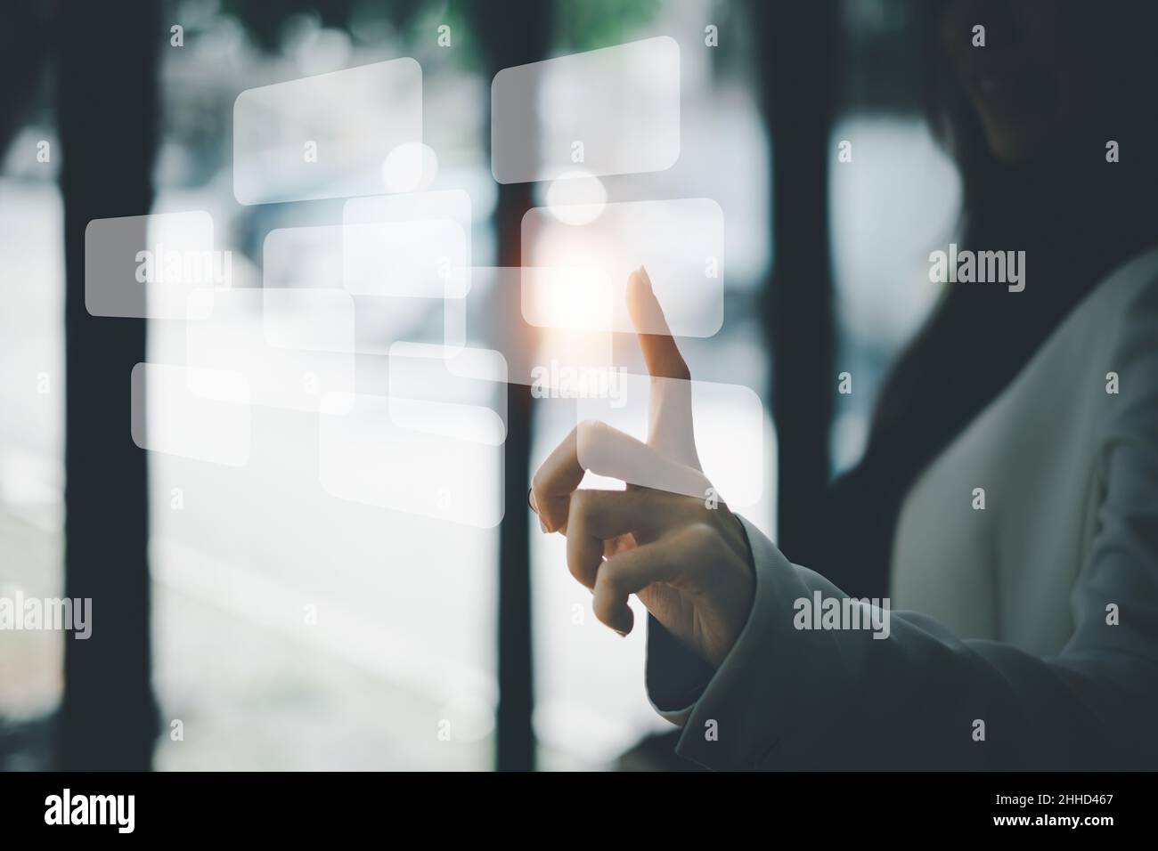 Frau, die die Cloud-Schnittstelle für Metaverse-Anwendungen simuliert. Technologienetzwerk-Konzept. Stockfoto