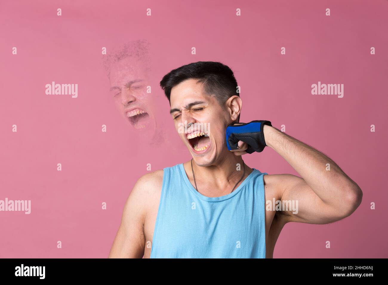 Sich selbst zu verletzen und dadurch Schmerzen zu erleiden Stockfoto